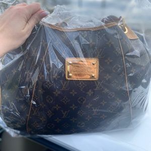 Large, authentic Louis Vuitton bag. Year 2008